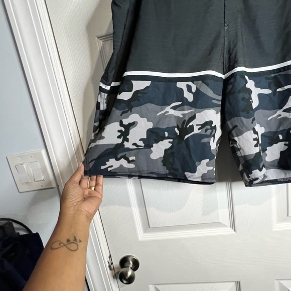 Quicksilver Men’s Mid Length 20” High-Line Board Shorts -Sz 42 - Gray/Gray camo - Picture 7 of 10